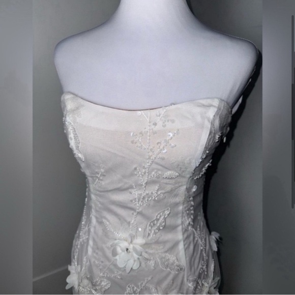 Elliatt Evadne Bridal Gown in Ivory/ Size Small - Picture 4 of 10
